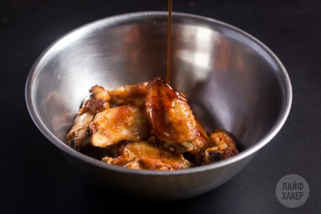 Kako kuhati hrustljava krila v pečici: meso prelijte z glazuro in premešajte