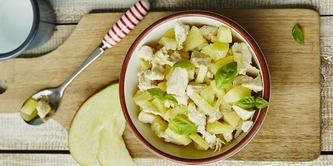 Recepti z jabolki: solata z jabolki in piščancem