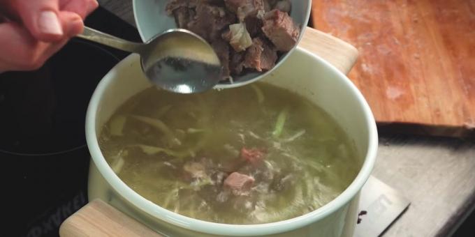 Kako kuhati juho: ločimo meso od kosti in narežemo na kocke. ga vrnite juho