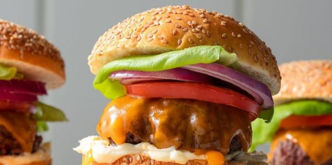 Recepti za žar: burgerje z govedino kotlet