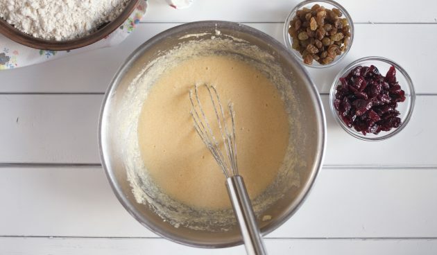 Recept za panettone brez kvasa: ne da bi prenehali mešati, začnite dodajati jajca in rumenjake
