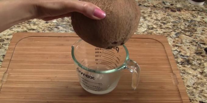 Kako razdeliti kokos: izpraznite vodo 