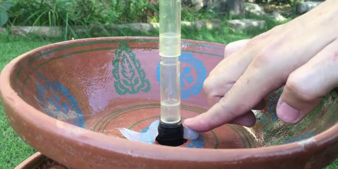 Kako narediti vodnjak z lastnimi rokami: zalijte posodo s tesnilom