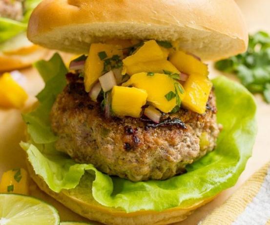 začinjene-pork-burgerje-z-mango-salsa-9_1470205990-630x524