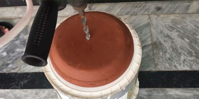 Kako narediti fontano DIY: izvrtajte luknjo v velikem cvetličnem loncu
