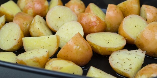 Pečen mladi krompir: preprost recept