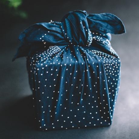 kako zapakirati darilo v furoshiki tehnik