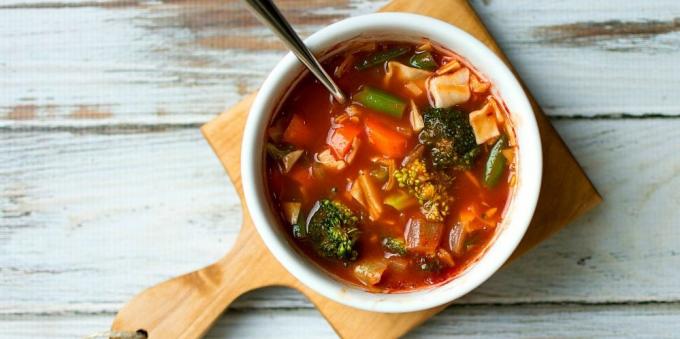 zelenjavne juhe: paradižnikova juha z brokoli, zelje in stročji fižol