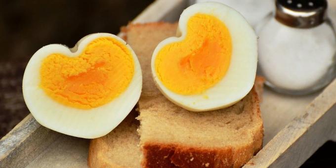 Kuhana jajca s kislo smetano in kruh - okusen in poceni