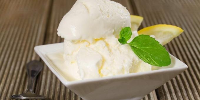 Sladoled iz smetane, jogurta in pomarančnega likerja