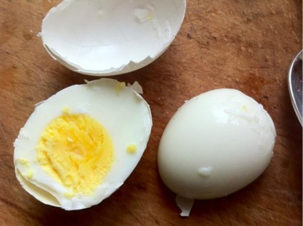 Kuhinja triki: kako hitro čisto kuhana jajca