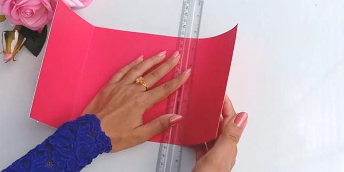 Rojstni dan kartica z lastnimi rokami: izrezanih iz roza krep papirja 30 x 15 cm s podrobnostmi