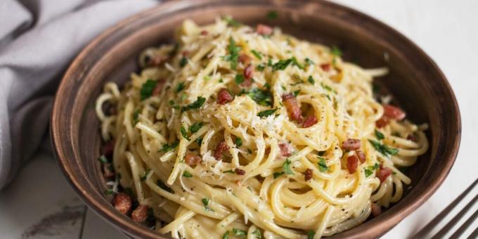 Testenine carbonara s smetano