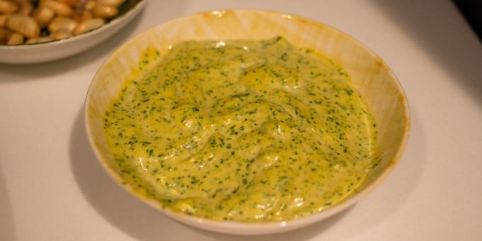 Kaj lahko zamenjate majonezo v toplih jedi: kumare in smetanovi omaki