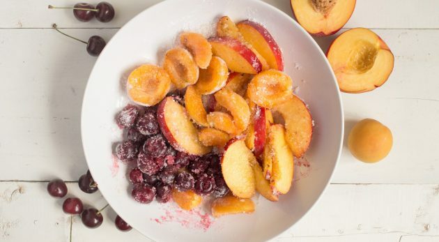 Peščeni piškot z jagodami in sadjem: sadje in jagode pokrijte s sladkorjem in škrobom