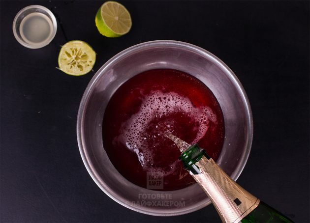 Šampanjski rožmarinov koktajl iz granatnega jabolka: vlijte sok granatnega jabolka in šampanjec