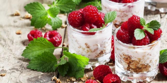 kaj jesti pred treningom: jogurt z jagodami in granolo