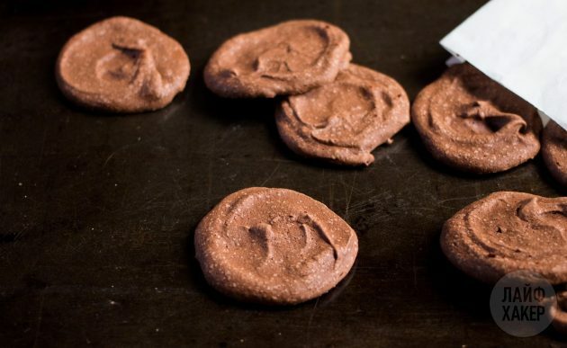 Čokoladne piškote po peki ohladite, nato odstranite iz pergamenta