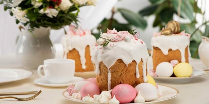 Klasični italijanski panettone z rozinami in kandiranim sadjem