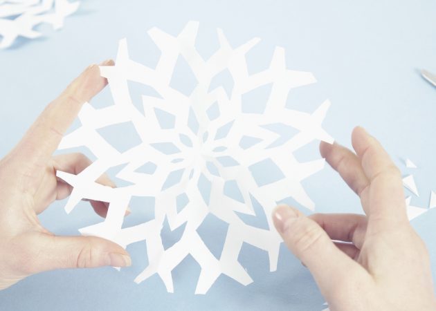 Okrasite božično drevo: Snežinke iz papirja