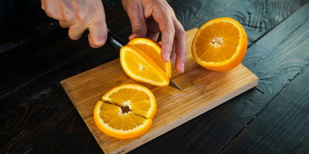 Marelična marmelada in pomaranča: pomaranče nasekljajte