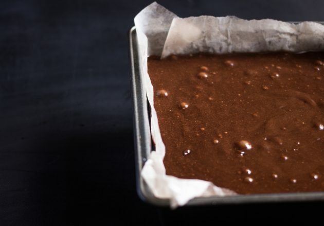 recept za čokoladni piškot: testo vlijemo v kalup