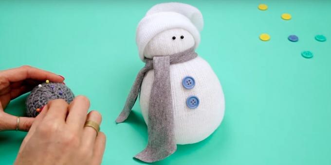 Snežak z lastnimi rokami: gumboma Dodaj in oči