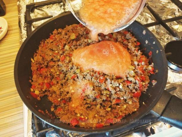 Sloppy Joe Burger: V skoraj pripravljeno mesno omako dodajte paradižnikovo pasto