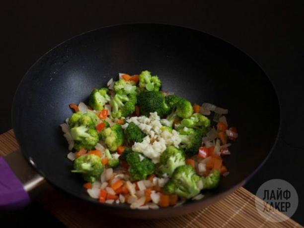 Kako pripraviti riž za mešanje: sesekljajte zelenjavo