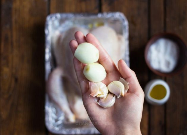 Piščanec z limoninimi pečmi: piščancu dodajte zelenjavo