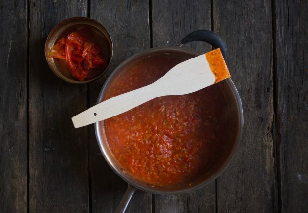 Kako narediti italijansko enolončnico s cmoki: pečenki dodajte paradižnik