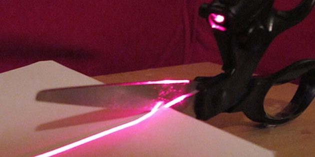 Škarje z laserskim kazalnikom