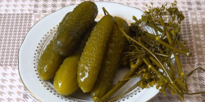 Kako škripcih kumare: kumarice z rženim kruhom