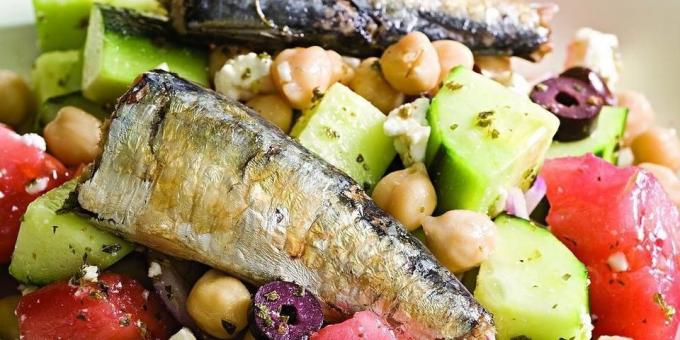 Solate z ribami: Grška solata s sardinami
