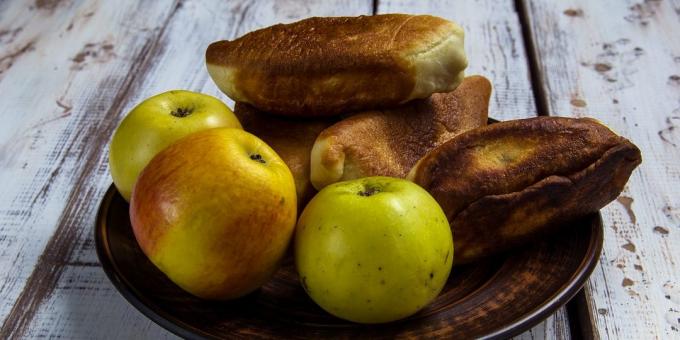 Pecivo iz nekvašenega testa z jabolki in hruškami