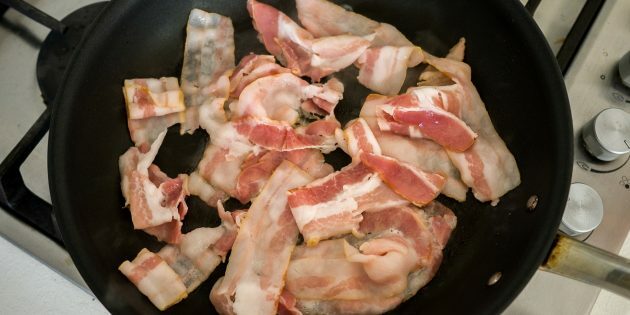 Jajčni mafini: slanino prepražimo do lepe rjavo-rdeče skorje