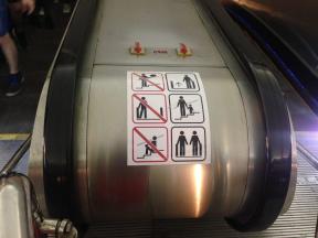 Varnostni predpisi v podzemni: kako se obnašajo na postajah in na vlaku, da bi se izognili težavam