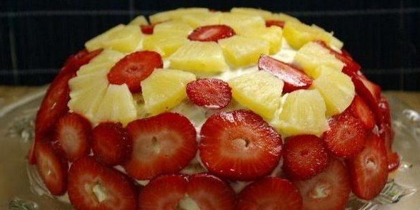 Torta piškotek z ananas in jagode