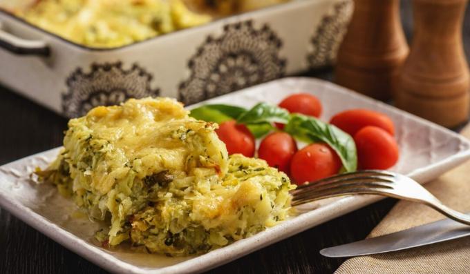 Zucchini enolončnica s klobaso in sirom