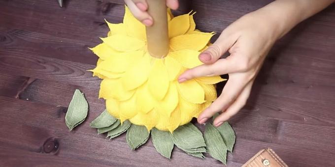 Kako narediti šopek bonbonov z lastnimi rokami: lepite preostale cvetne liste