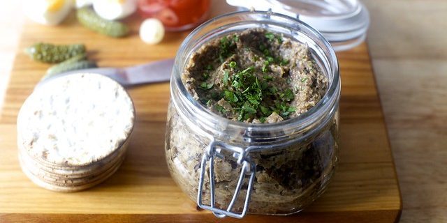 Kaviar medu Pečurka gobe, česen in paradižnik