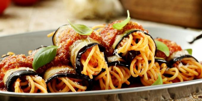Zvitki iz jajčevcev s špageti in paradižnikovo omako