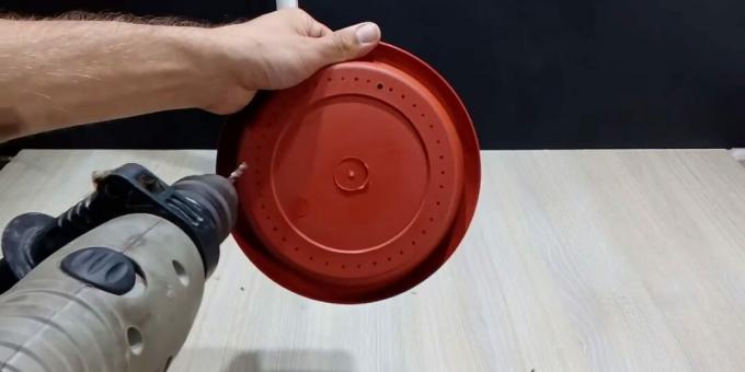 Kako narediti fontano DIY: izvrtajte luknje v plošči