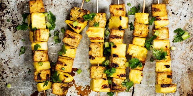 Kaj kuhati na prostem, razen za meso: tofu z ananasom in ingver, sojino marinadi