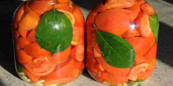 narezan paradižnik s česnom za zimo