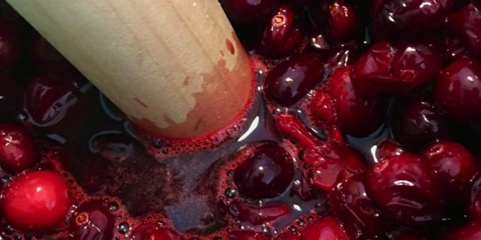 Prednostni pretlačimo jagode za brusnični sok leseno tolkushkoy