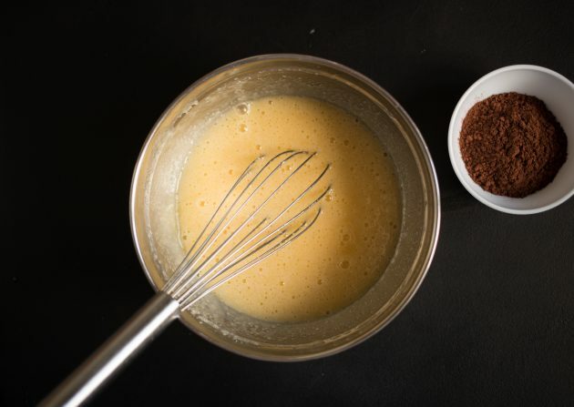 Recept za piškote iz kakava in kremnega sira: dodajte jajca in mešanico dobro stepejte