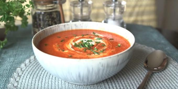 Paradižnikova juha s cvetačo, papriko, čebulo in česen: enostaven recept