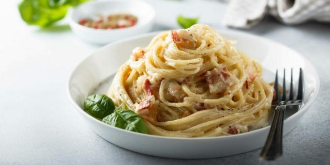 Carbonara testenine s kremnim sirom in slanino