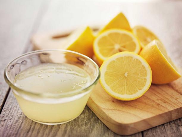 Lemon voda pred madeži v mikrovalovni pečici